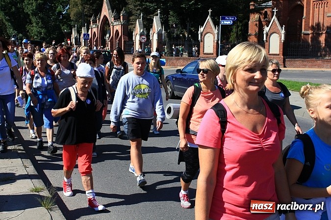 Zdjęcie w galerii na portalu naszraciborz.pl: Pielgrzymi z powiatu raciborskiego już w drodze na Jasną Górę wiadomości z regionu