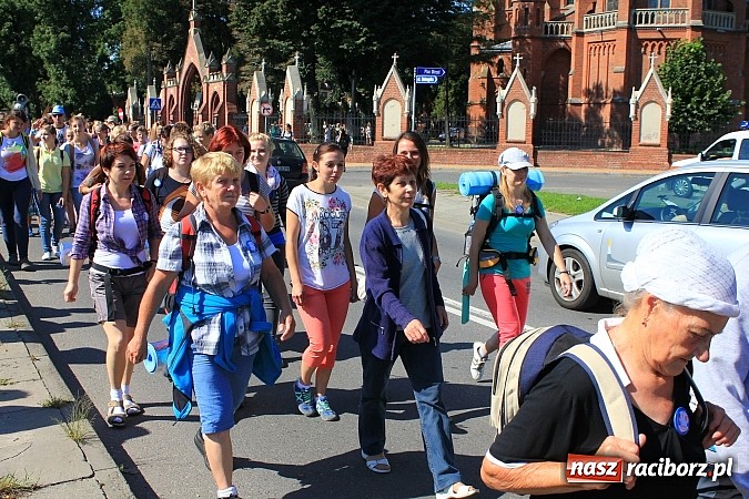 Zdjęcie w galerii na portalu naszraciborz.pl: Pielgrzymi z powiatu raciborskiego już w drodze na Jasną Górę wiadomości z regionu