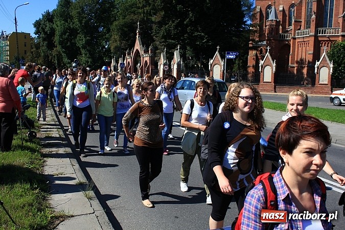 Zdjęcie w galerii na portalu naszraciborz.pl: Pielgrzymi z powiatu raciborskiego już w drodze na Jasną Górę wiadomości z regionu