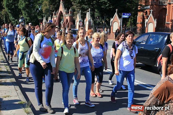 Zdjęcie w galerii na portalu naszraciborz.pl: Pielgrzymi z powiatu raciborskiego już w drodze na Jasną Górę wiadomości z regionu