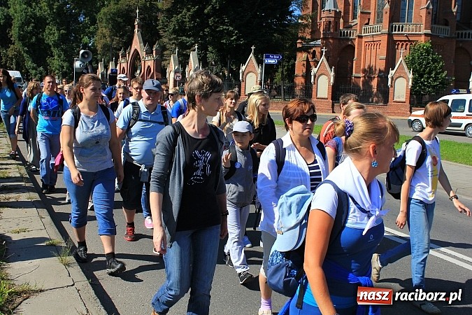 Zdjęcie w galerii na portalu naszraciborz.pl: Pielgrzymi z powiatu raciborskiego już w drodze na Jasną Górę wiadomości z regionu