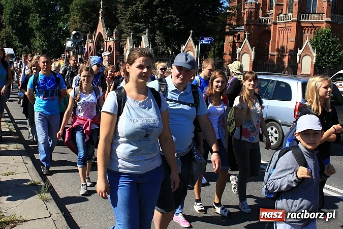 Zdjęcie w galerii na portalu naszraciborz.pl: Pielgrzymi z powiatu raciborskiego już w drodze na Jasną Górę wiadomości z regionu