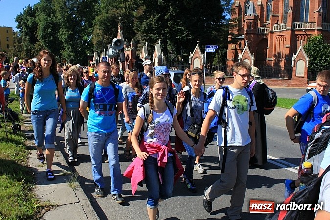 Zdjęcie w galerii na portalu naszraciborz.pl: Pielgrzymi z powiatu raciborskiego już w drodze na Jasną Górę wiadomości z regionu