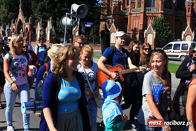 Zdjęcie w galerii na portalu naszraciborz.pl: Pielgrzymi z powiatu raciborskiego już w drodze na Jasną Górę wiadomości z regionu