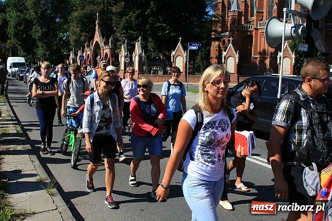 Zdjęcie w galerii na portalu naszraciborz.pl: Pielgrzymi z powiatu raciborskiego już w drodze na Jasną Górę wiadomości z regionu