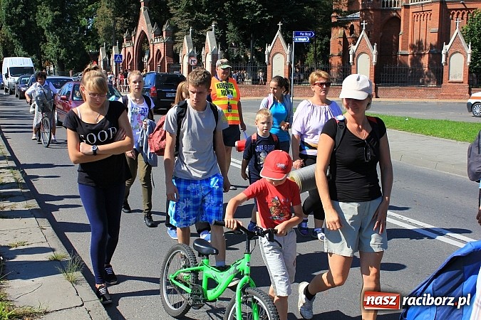 Zdjęcie w galerii na portalu naszraciborz.pl: Pielgrzymi z powiatu raciborskiego już w drodze na Jasną Górę wiadomości z regionu