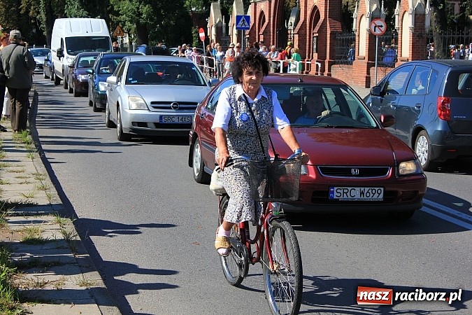 Zdjęcie w galerii na portalu naszraciborz.pl: Pielgrzymi z powiatu raciborskiego już w drodze na Jasną Górę wiadomości z regionu
