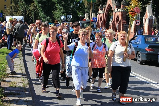 Zdjęcie w galerii na portalu naszraciborz.pl: Pielgrzymi z powiatu raciborskiego już w drodze na Jasną Górę wiadomości z regionu