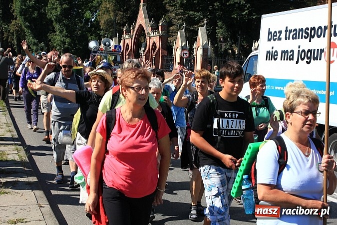Zdjęcie w galerii na portalu naszraciborz.pl: Pielgrzymi z powiatu raciborskiego już w drodze na Jasną Górę wiadomości z regionu