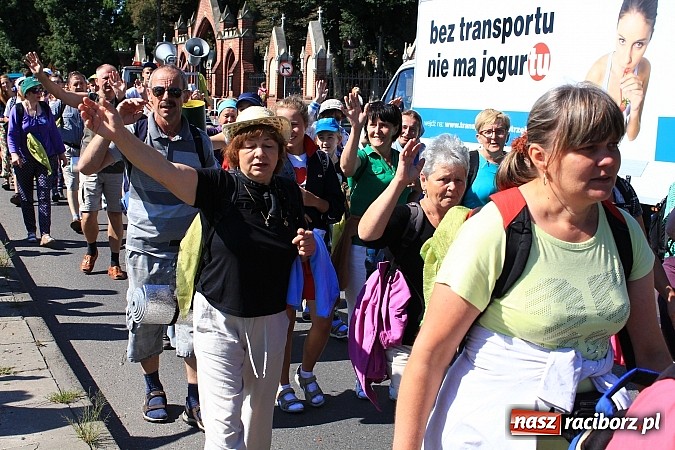 Zdjęcie w galerii na portalu naszraciborz.pl: Pielgrzymi z powiatu raciborskiego już w drodze na Jasną Górę wiadomości z regionu