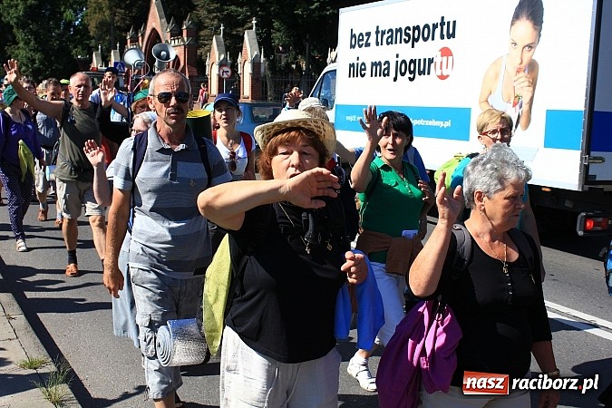 Zdjęcie w galerii na portalu naszraciborz.pl: Pielgrzymi z powiatu raciborskiego już w drodze na Jasną Górę wiadomości z regionu