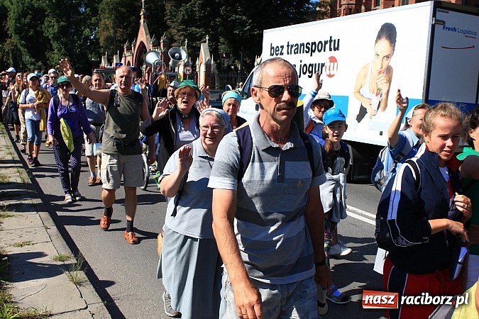 Zdjęcie w galerii na portalu naszraciborz.pl: Pielgrzymi z powiatu raciborskiego już w drodze na Jasną Górę wiadomości z regionu