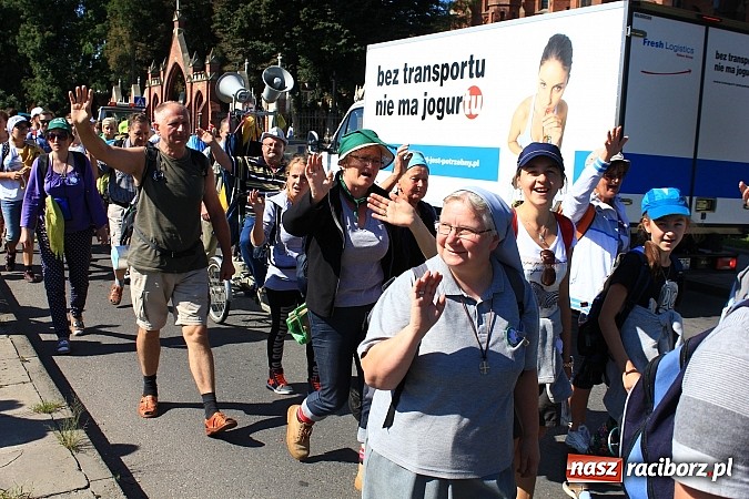Zdjęcie w galerii na portalu naszraciborz.pl: Pielgrzymi z powiatu raciborskiego już w drodze na Jasną Górę wiadomości z regionu