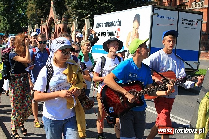 Zdjęcie w galerii na portalu naszraciborz.pl: Pielgrzymi z powiatu raciborskiego już w drodze na Jasną Górę wiadomości z regionu