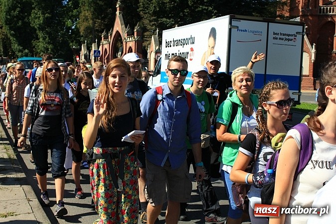 Zdjęcie w galerii na portalu naszraciborz.pl: Pielgrzymi z powiatu raciborskiego już w drodze na Jasną Górę wiadomości z regionu