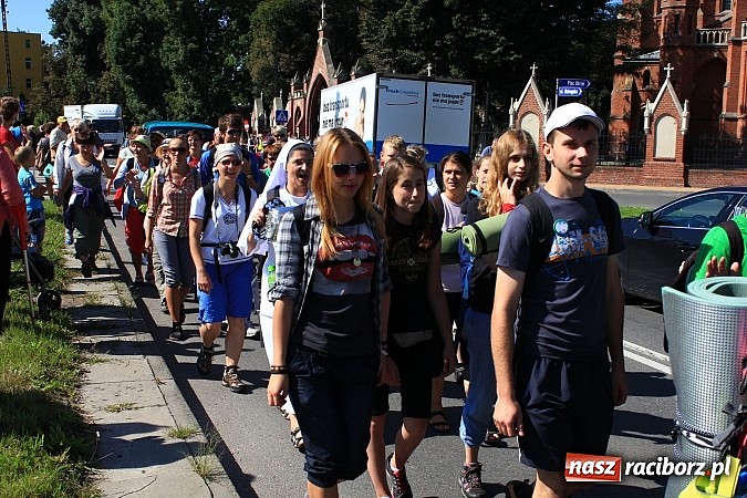 Zdjęcie w galerii na portalu naszraciborz.pl: Pielgrzymi z powiatu raciborskiego już w drodze na Jasną Górę wiadomości z regionu
