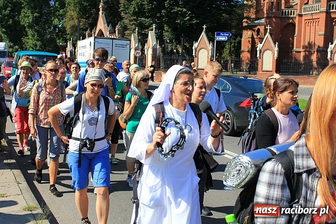 Zdjęcie w galerii na portalu naszraciborz.pl: Pielgrzymi z powiatu raciborskiego już w drodze na Jasną Górę wiadomości z regionu