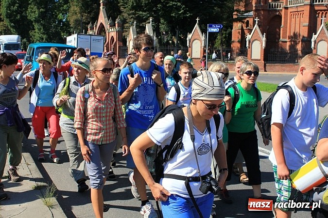 Zdjęcie w galerii na portalu naszraciborz.pl: Pielgrzymi z powiatu raciborskiego już w drodze na Jasną Górę wiadomości z regionu
