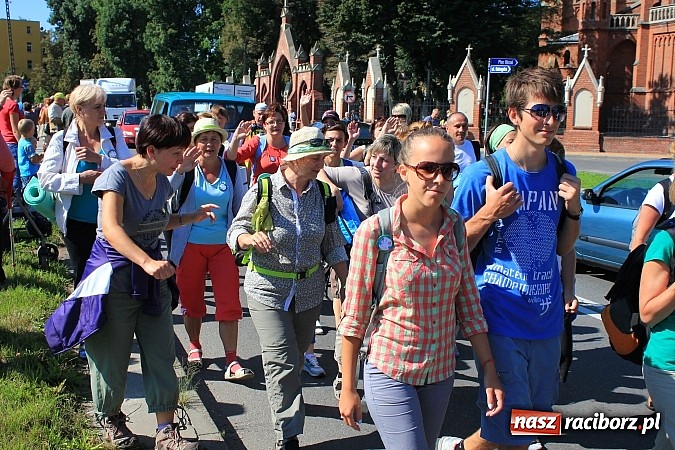 Zdjęcie w galerii na portalu naszraciborz.pl: Pielgrzymi z powiatu raciborskiego już w drodze na Jasną Górę wiadomości z regionu