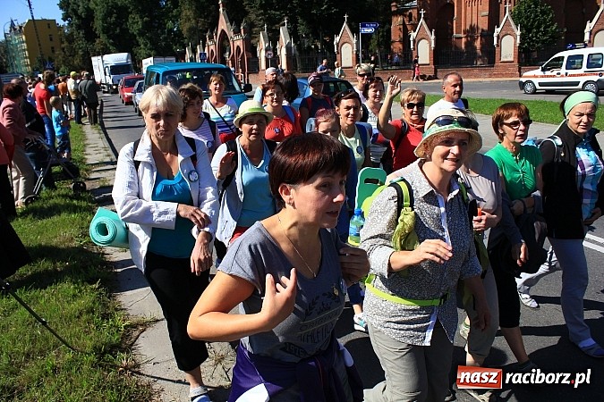 Zdjęcie w galerii na portalu naszraciborz.pl: Pielgrzymi z powiatu raciborskiego już w drodze na Jasną Górę wiadomości z regionu