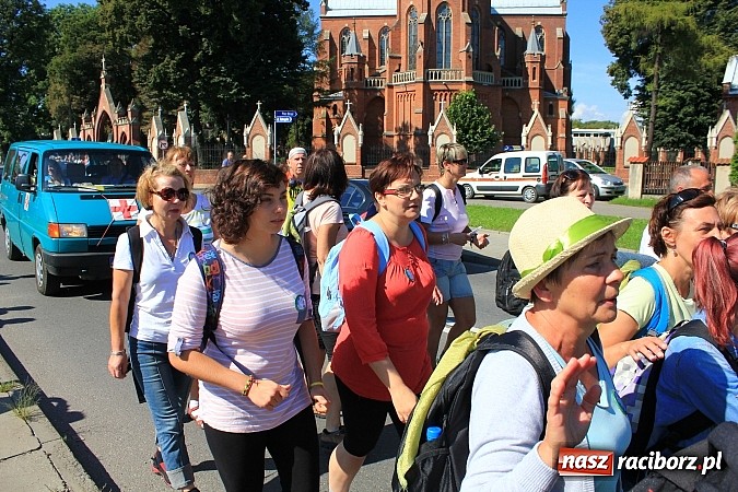 Zdjęcie w galerii na portalu naszraciborz.pl: Pielgrzymi z powiatu raciborskiego już w drodze na Jasną Górę wiadomości z regionu