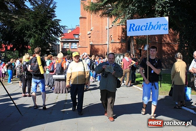 Zdjęcie w galerii na portalu naszraciborz.pl: Pielgrzymi z powiatu raciborskiego już w drodze na Jasną Górę wiadomości z regionu