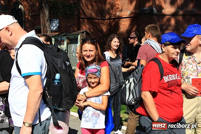 Zdjęcie w galerii na portalu naszraciborz.pl: Pielgrzymi z powiatu raciborskiego już w drodze na Jasną Górę wiadomości z regionu