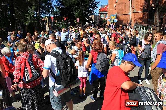 Zdjęcie w galerii na portalu naszraciborz.pl: Pielgrzymi z powiatu raciborskiego już w drodze na Jasną Górę wiadomości z regionu