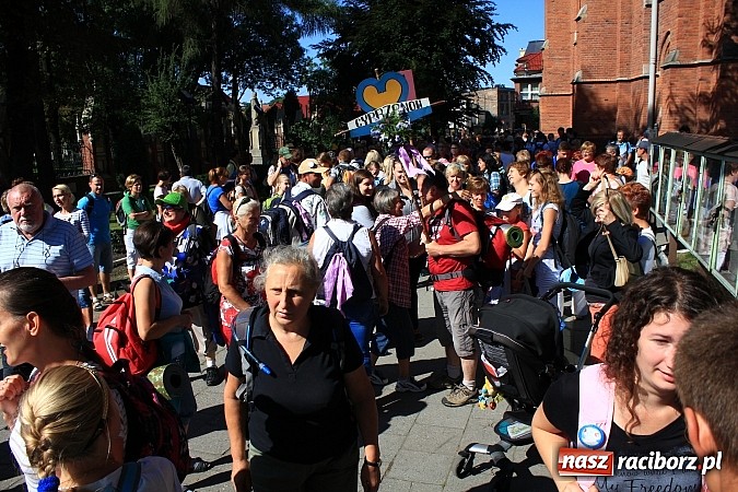 Zdjęcie w galerii na portalu naszraciborz.pl: Pielgrzymi z powiatu raciborskiego już w drodze na Jasną Górę wiadomości z regionu