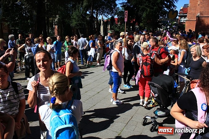 Zdjęcie w galerii na portalu naszraciborz.pl: Pielgrzymi z powiatu raciborskiego już w drodze na Jasną Górę wiadomości z regionu