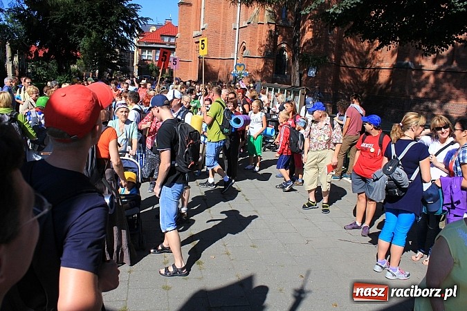 Zdjęcie w galerii na portalu naszraciborz.pl: Pielgrzymi z powiatu raciborskiego już w drodze na Jasną Górę wiadomości z regionu