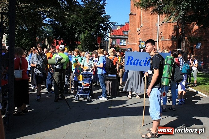 Zdjęcie w galerii na portalu naszraciborz.pl: Pielgrzymi z powiatu raciborskiego już w drodze na Jasną Górę wiadomości z regionu