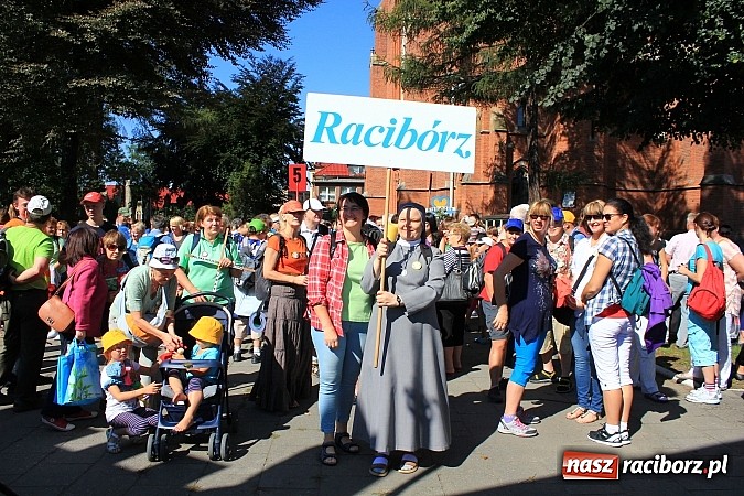 Zdjęcie w galerii na portalu naszraciborz.pl: Pielgrzymi z powiatu raciborskiego już w drodze na Jasną Górę wiadomości z regionu