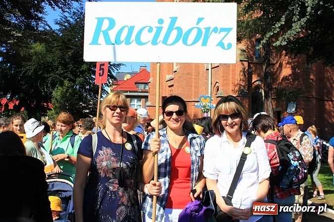 Zdjęcie w galerii na portalu naszraciborz.pl: Pielgrzymi z powiatu raciborskiego już w drodze na Jasną Górę wiadomości z regionu