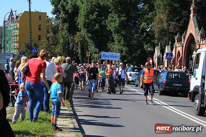 Zdjęcie w galerii na portalu naszraciborz.pl: Pielgrzymi z powiatu raciborskiego już w drodze na Jasną Górę wiadomości z regionu