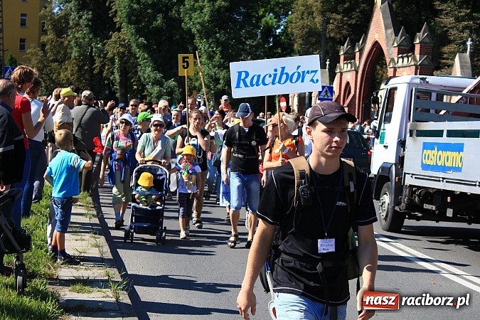 Zdjęcie w galerii na portalu naszraciborz.pl: Pielgrzymi z powiatu raciborskiego już w drodze na Jasną Górę wiadomości z regionu