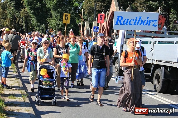Zdjęcie w galerii na portalu naszraciborz.pl: Pielgrzymi z powiatu raciborskiego już w drodze na Jasną Górę wiadomości z regionu