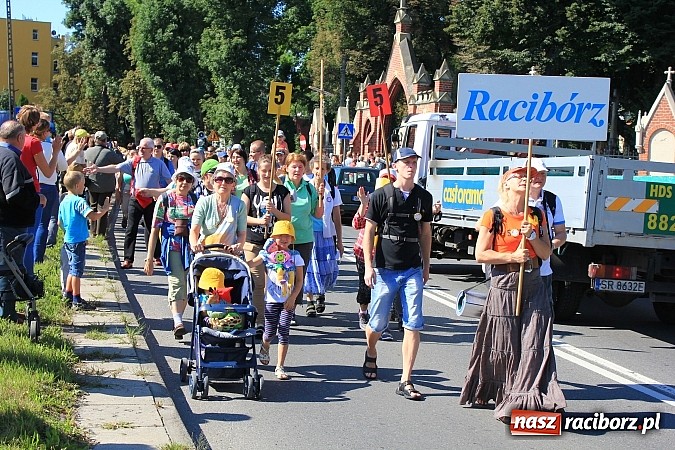 Zdjęcie w galerii na portalu naszraciborz.pl: Pielgrzymi z powiatu raciborskiego już w drodze na Jasną Górę wiadomości z regionu