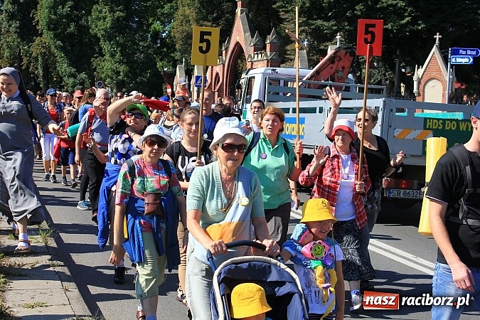 Zdjęcie w galerii na portalu naszraciborz.pl: Pielgrzymi z powiatu raciborskiego już w drodze na Jasną Górę wiadomości z regionu