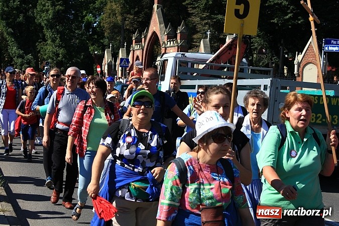 Zdjęcie w galerii na portalu naszraciborz.pl: Pielgrzymi z powiatu raciborskiego już w drodze na Jasną Górę wiadomości z regionu