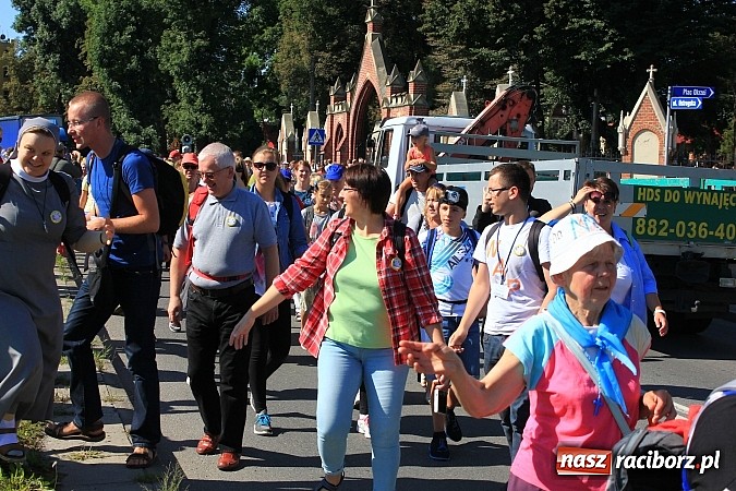 Zdjęcie w galerii na portalu naszraciborz.pl: Pielgrzymi z powiatu raciborskiego już w drodze na Jasną Górę wiadomości z regionu