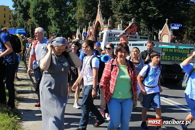 Zdjęcie w galerii na portalu naszraciborz.pl: Pielgrzymi z powiatu raciborskiego już w drodze na Jasną Górę wiadomości z regionu
