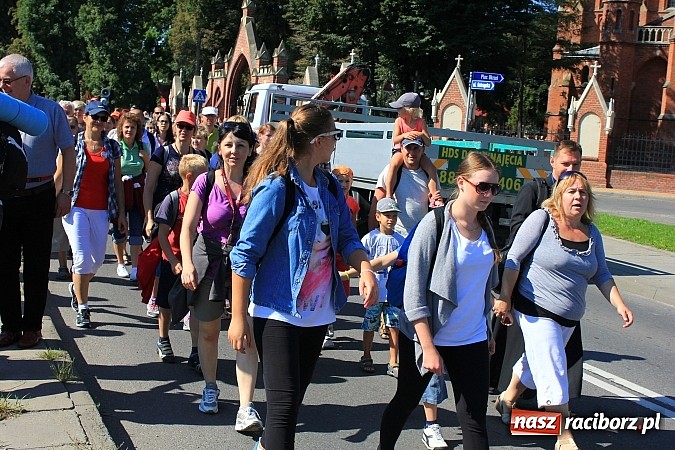Zdjęcie w galerii na portalu naszraciborz.pl: Pielgrzymi z powiatu raciborskiego już w drodze na Jasną Górę wiadomości z regionu