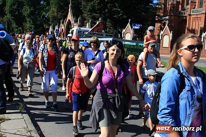 Zdjęcie w galerii na portalu naszraciborz.pl: Pielgrzymi z powiatu raciborskiego już w drodze na Jasną Górę wiadomości z regionu