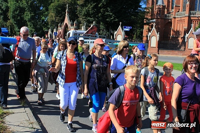 Zdjęcie w galerii na portalu naszraciborz.pl: Pielgrzymi z powiatu raciborskiego już w drodze na Jasną Górę wiadomości z regionu