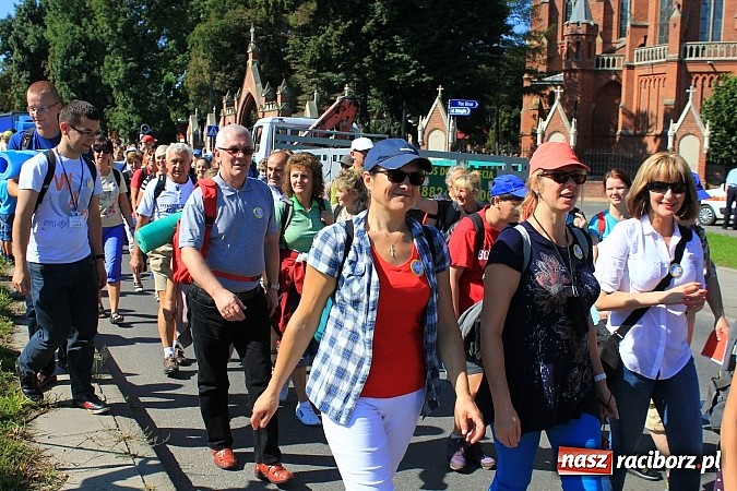 Zdjęcie w galerii na portalu naszraciborz.pl: Pielgrzymi z powiatu raciborskiego już w drodze na Jasną Górę wiadomości z regionu