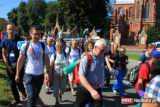 Zdjęcie w galerii na portalu naszraciborz.pl: Pielgrzymi z powiatu raciborskiego już w drodze na Jasną Górę wiadomości z regionu