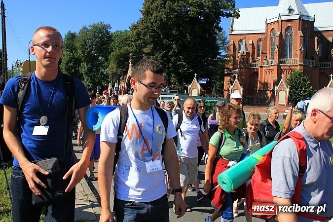 Zdjęcie w galerii na portalu naszraciborz.pl: Pielgrzymi z powiatu raciborskiego już w drodze na Jasną Górę wiadomości z regionu