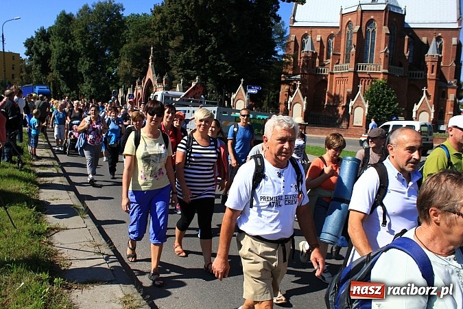 Zdjęcie w galerii na portalu naszraciborz.pl: Pielgrzymi z powiatu raciborskiego już w drodze na Jasną Górę wiadomości z regionu