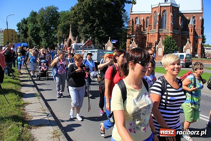 Zdjęcie w galerii na portalu naszraciborz.pl: Pielgrzymi z powiatu raciborskiego już w drodze na Jasną Górę wiadomości z regionu